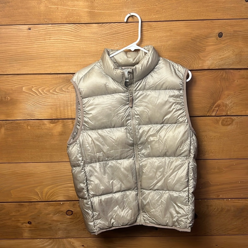 Uniqlo Women‎ Light Down Vest Md Wide Quilted Lightweight tan fall layering warm